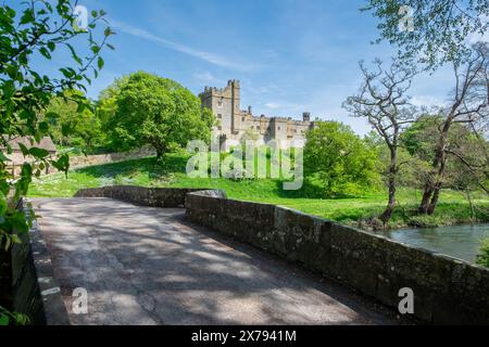 Le Haddon Hall médiéval et le pont, Bakewell, Derbyshire, Angleterre, Royaume-Uni Banque D'Images