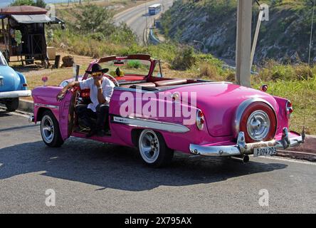 Rose 1953 Chevrolet Bel Air Convertible voiture classique utilisée comme taxi, Havana Harbour, Cuba, Caraïbes. Banque D'Images