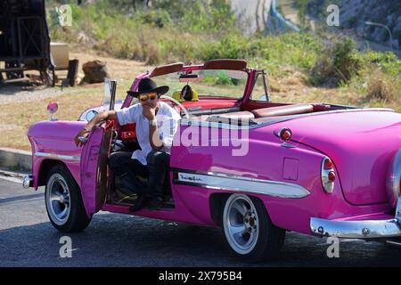 Rose 1953 Chevrolet Bel Air Convertible voiture classique utilisée comme taxi, Havana Harbour, Cuba, Caraïbes. Banque D'Images