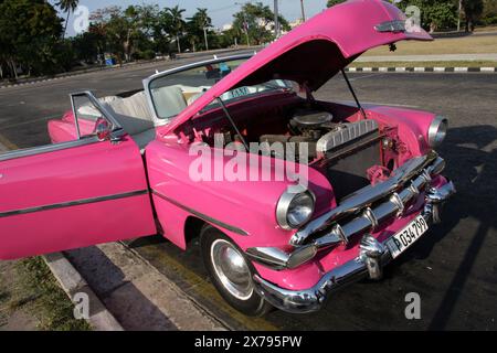 Rose 1953 Chevrolet Bel Air Convertible voiture classique utilisée comme taxi, Havana Harbour, Cuba, Caraïbes. Banque D'Images