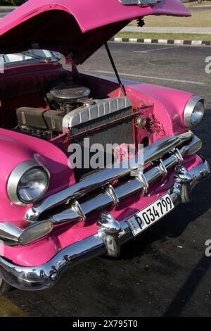 Rose 1953 Chevrolet Bel Air Convertible voiture classique utilisée comme taxi, Havana Harbour, Cuba, Caraïbes. Banque D'Images