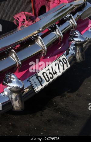 Rose 1953 Chevrolet Bel Air Convertible voiture classique utilisée comme taxi, Havana Harbour, Cuba, Caraïbes. Banque D'Images