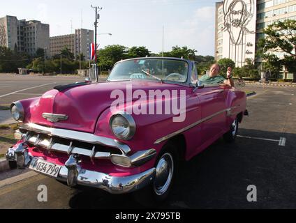 Rose 1953 Chevrolet Bel Air Convertible voiture classique utilisée comme taxi, Havana Harbour, Cuba, Caraïbes. Banque D'Images