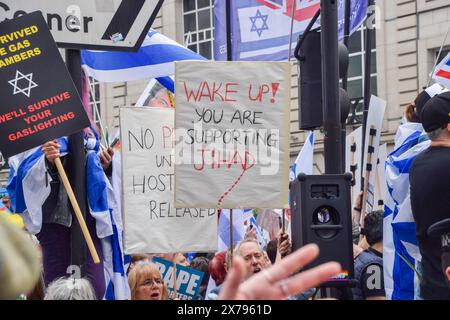 Londres, Royaume-Uni. 18 mai 2024. Un partisan pro-israélien tient une pancarte qui indique « réveillez-vous, vous soutenez le jihad » pendant la contre-manifestation à Piccadilly Circus. Des milliers de personnes ont défilé en solidarité avec la Palestine à l’occasion du 76e anniversaire de la Nakba alors qu’Israël poursuit ses attaques contre Gaza. Crédit : SOPA images Limited/Alamy Live News Banque D'Images
