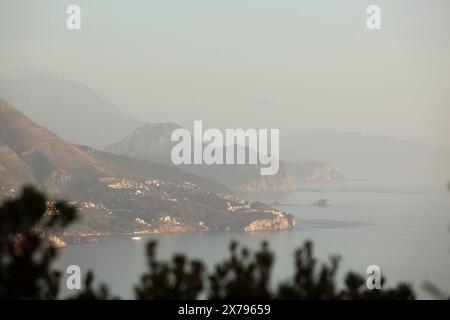 Printemps dans les montagnes, beau paysage de montagne. Vue sur une chaîne de montagnes et des arbres verdoyants. Paysage dans la brume. Sables du Sahara. Banque D'Images