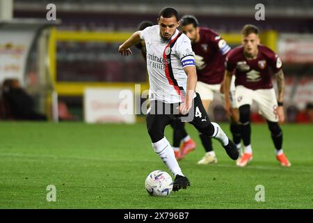 Turin, Italie. 1er janvier 2016. Ismael Bennacer, de l'AC Milan, marque le but de 3-1 lors du match de football Serie A entre Turin et Milan au Stadio Olimpico Grande Torino à Turin, dans le nord-ouest de l'Italie - samedi 18 mai 2024. Sport - Soccer . (Photo Alberto Gandolfo/LaPresse) crédit : LaPresse/Alamy Live News Banque D'Images