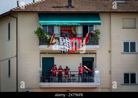 Imola, Italie. 18 mai 2024. Les fans applaudissent pendant la séance de qualification du Grand Prix d'Emilie Romagne. Crédit : SOPA images Limited/Alamy Live News Banque D'Images