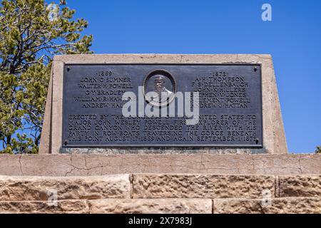 Plaque commémorative du major John Wesley Powell sur le plateau sud du Grand Canyon, Arizona, États-Unis, le 29 avril 2024 Banque D'Images