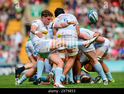 Leicester, Royaume-Uni. 18 mai 2024. Niall ARMSTRONG (Exeter Chiefs) frappe le ballon lors du Gallagher Premiership Rugby match entre les Leicester Tigers et les Exeter Chiefs au Welford Road Stadium, Leicester, Royaume-Uni, le 18 mai 2024. Photo de Mark Dunn. Utilisation éditoriale uniquement, licence requise pour une utilisation commerciale. Aucune utilisation dans les Paris, les jeux ou les publications d'un club/ligue/joueur. Crédit : UK Sports pics Ltd/Alamy Live News Banque D'Images