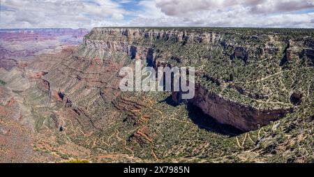 Vue panoramique du sentier Bright Angel dans le Grand Canyon au South Rim, Grand Canyon National Park, Arizona, États-Unis le 29 avril 2024 Banque D'Images