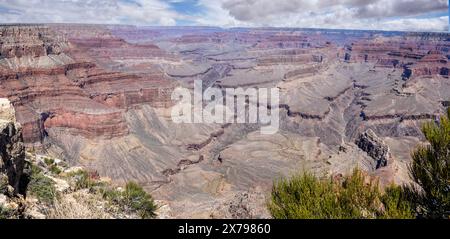 Vue panoramique spectaculaire sur le Grand Canyon depuis Pima point sur la rive sud, Arizona, États-Unis le 28 avril 2024 Banque D'Images