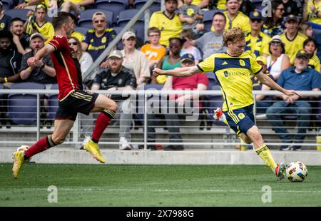 Nashville, Tennessee, États-Unis. 18 mai 2024. L'attaquant de Nashville SC Jacob Shaffelburg (14 ans) lance le ballon vers le but lors de son match de soccer en MLS. (Crédit image : © Camden Hall/ZUMA Press Wire) USAGE ÉDITORIAL SEULEMENT! Non destiné à UN USAGE commercial ! Banque D'Images