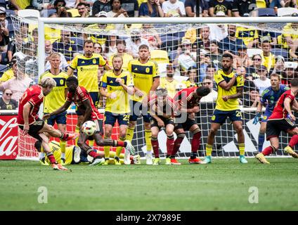 Nashville, Tennessee, États-Unis. 18 mai 2024. Le milieu de terrain d'Atlanta United Saba Lobzhanidze (9) tire au but lors de son match de football en MLS contre Nashville SC. (Crédit image : © Camden Hall/ZUMA Press Wire) USAGE ÉDITORIAL SEULEMENT! Non destiné à UN USAGE commercial ! Banque D'Images