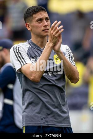 Nashville, Tennessee, États-Unis. 18 mai 2024. Le milieu de terrain de Nashville SC Sean Davis (54) fait la vague des fans après un match nul contre Atlanta United FC à Nashville. (Crédit image : © Camden Hall/ZUMA Press Wire) USAGE ÉDITORIAL SEULEMENT! Non destiné à UN USAGE commercial ! Banque D'Images