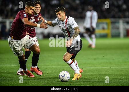 Turin, Italie. 1er janvier 2016. Adam Masina de Turin se bat pour le ballon avec Christian Pulisic d'AC Milan lors du match de football Serie A entre Turin et Milan au Stadio Olimpico Grande Torino à Turin, dans le nord-ouest de l'Italie - samedi 18 mai 2024. Sport - Soccer . (Photo Alberto Gandolfo/LaPresse) crédit : LaPresse/Alamy Live News Banque D'Images