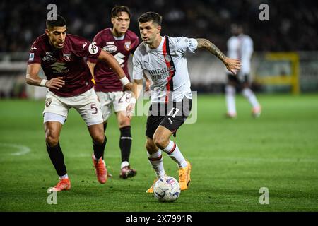 Turin, Italie. 1er janvier 2016. Adam Masina de Turin se bat pour le ballon avec Christian Pulisic d'AC Milan lors du match de football Serie A entre Turin et Milan au Stadio Olimpico Grande Torino à Turin, dans le nord-ouest de l'Italie - samedi 18 mai 2024. Sport - Soccer . (Photo Alberto Gandolfo/LaPresse) crédit : LaPresse/Alamy Live News Banque D'Images