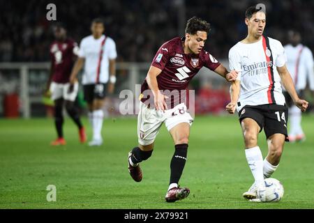 Turin, Italie. 1er janvier 2016. Samuele Ricci de Turin se bat pour le ballon avec Tijjani Reijnders d'AC Milan lors du match de Serie A entre Turin et Milan au Stadio Olimpico Grande Torino à Turin, dans le nord-ouest de l'Italie - samedi 18 mai 2024. Sport - Soccer . (Photo Alberto Gandolfo/LaPresse) crédit : LaPresse/Alamy Live News Banque D'Images