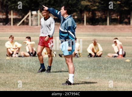 GRAHAM TAYLOR SUIT UNE FORMATION À SOUTHAMPTON, 1990 PIC MIKE WALKER 1990 Banque D'Images