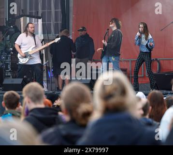 18.05.2024 Schloßgrabenfest 2024 SGF2024 mit Openair Musik Festival vom 16.5. - 19.5,2024. Live Musik auf 3 Bühnen und einem Club-area. Innenstadtfest Schlossgrabenfest rund um das Residenzschloß auf der Sparkassen-Bühne singt ADIEU SPLIT Fröhlicher Alternate Rock Darmstadt Hessen Deutschland *** 18 05 2024 Schloßgrabenfest 2024 SGF2024 avec festival de musique en plein air de 16 5 19 5 2024 musique live sur 3 scènes et un club zone du festival du centre-ville Schlossgrabenfest autour du Residenzschloß sur la scène Sparkassen ADIEU SPLIT chante joyeux rock alternatif Darmstadt Hesse Allemagne Banque D'Images