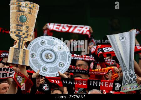 Leverkusen, Deutschland, Allemagne 1. Fussball Bundesliga, 34. Spieltag, Journée 34 Bayer 04 Leverkusen : FC Augsburg 2-1 18. 05. 2024 in der Bay-Arena in Leverkusen Die Leverkusener fans zeigten vor Spielbegin mit Kopien aus Pappe den DFB-Pokal, die Meisterschale und den UEFA-Europapokal als motivation für die Mannschaft, das Triple zu verwirklichen. Photo : Norbert Schmidt, Duesseldorf Banque D'Images