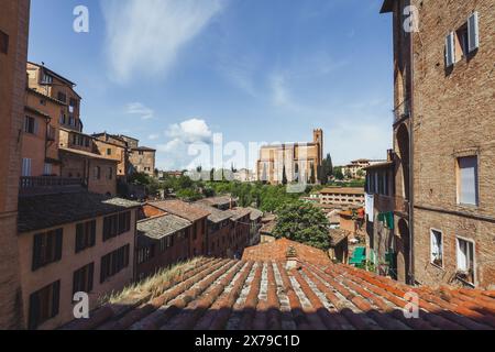 Une vue à distance de l'église Basilique San Domenico à Sienne en Toscane, Italie. L'église contient la tête de Sainte Catherine de Sienne, une sainte célèbre. Banque D'Images