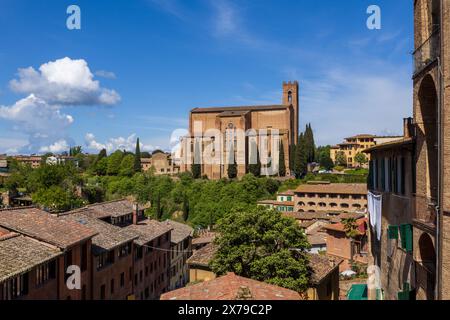 Une vue à distance de l'église Basilique San Domenico à Sienne en Toscane, Italie. L'église contient la tête de Sainte Catherine de Sienne, une sainte célèbre. Banque D'Images