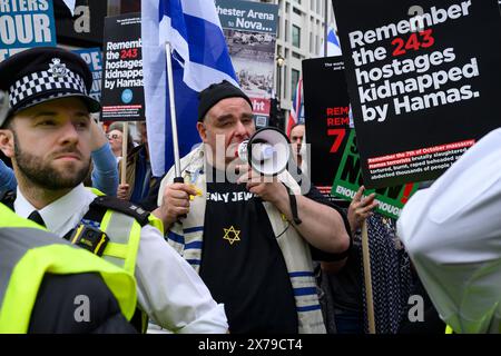 Les contre-manifestants pro-israéliens crient lors d'une marche pro-palestinienne qui passe. La marche pro-Palestine appelait à un cessez-le-feu des militaires en cours Banque D'Images