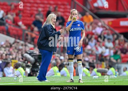 Emma Hayes manager de Chelsea Women s'entretient avec Aggie Beever-Jones de Chelsea Women, lors du match de Super League féminine Manchester United Women vs Chelsea FC Women à Old Trafford, Manchester, Royaume-Uni, le 18 mai 2024 (photo de Cody Froggatt/News images) Banque D'Images