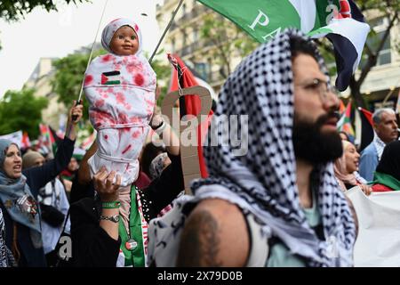 Paris, France. 18 mai 2024. © Julien Mattia/le Pictorium/MAXPPP - Paris 18/05/2024 Julien Mattia/le Pictorium - 18/05/2024 - France/Ile-de-France/Paris - des personnes ont defile en soutien au peuple et pour commemorer le jour de la Nakba, a Paris, le 18 mai 2024 - valeurs ACtuelles Out, no jdd, jdd Out, RUSSIA OUT, NO RUSSIA #norussia/18/05/2024 - France/Ile-de-France (région)/Paris - des milliers de personnes ont défilé pour soutenir le peuple palestinien et commémorer la Journée de la Nakba à Paris le 18 mai 2024. Crédit : MAXPPP/Alamy Live News Banque D'Images