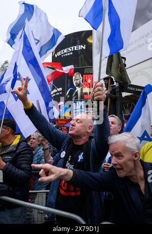 Les contre-manifestants pro-israéliens crient lors d'une marche pro-palestinienne qui passe. La marche pro-Palestine appelait à un cessez-le-feu des militaires en cours Banque D'Images