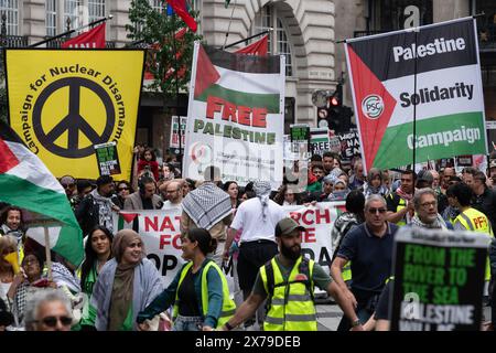 Londres, Royaume-Uni. 18 mai 2024. Les partisans de la Palestine défilent depuis le siège de la BBC jusqu'à Whitehall pour commémorer le 76e anniversaire de la Nakba - le mot arabe pour « catastrophe » - qui a vu 750 000 Palestiniens contraints à l'exil, et appellent à un cessez-le-feu et à la fin du soutien britannique à la guerre en cours d'Israël contre Gaza. Depuis octobre 2023, lorsque des militants du Hamas ont attaqué Israël depuis la bande de Gaza assiégée, plus de 30 000 Palestiniens auraient été tués par Israël. Crédit : Ron Fassbender/Alamy Live News Banque D'Images