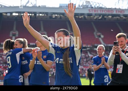 Erin Cuthbert de Chelsea Women célèbre la victoire de Chelsea dans la Super League féminine avec les fans de Chelsea, lors du match de la Super League féminine Manchester United Women vs Chelsea FC Women à Old Trafford, Manchester, Royaume-Uni, le 18 mai 2024 (photo de Cody Froggatt/News images) Banque D'Images