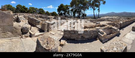 Vue panoramique de la partie orientale du bâtiment du complexe Princess avec les chambres de la princesse dans le site archéologique sur la colline de Phaistos de la culture minoenne Banque D'Images