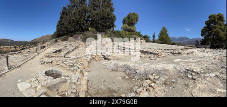 Vue panoramique d'une partie du site de fouilles sur la colline de Phaistos avec fondations de bâtiment romain avec salle de montage avec colonnes de l'époque romaine 1er Banque D'Images