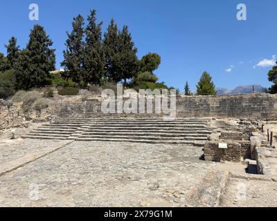 Vue de la place historique de l'antiquité avec en arrière-plan grand escalier ouvert sur l'escalier mural soi-disant zone de théâtre dans le site de fouilles de Banque D'Images