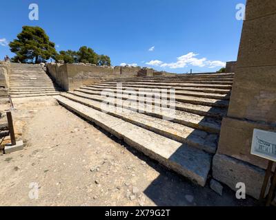 Vue de Propylaea monumental grand escalier grand escalier ancien escalier en face de l'ancien palais de Phaistos dans le site archéologique sur Banque D'Images