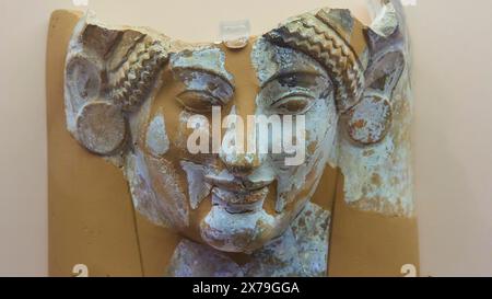 Buste en terre cuite femelle, Un relief en pierre antique endommagé d'un visage féminin, intérieur, Musée archéologique, vieille ville, ville de Rhodes, Rhodes, Dodécanèse Banque D'Images