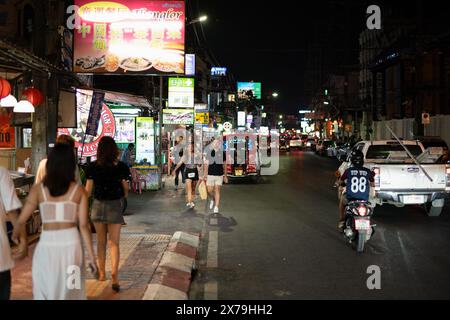 PHUKET, THAÏLANDE - 25 AVRIL 2023 : vue de niveau rue de Patong, Phuket la nuit. Banque D'Images