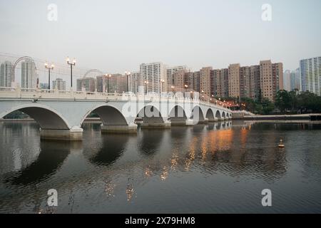 HONG KONG, CHINE - 04 DÉCEMBRE 2023 : vue du pont Lek Yuen à Sha Tin dans la soirée. Banque D'Images