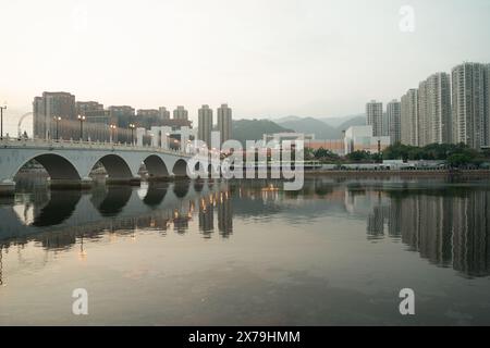 HONG KONG, CHINE - 04 DÉCEMBRE 2023 : vue du pont Lek Yuen à Sha Tin dans la soirée. Banque D'Images