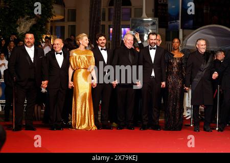 Denis Menochet, Rolando Ravello, Cate Blanchett, Evan Johnson, Guy Maddin, Galen Johnson, Nikki Amuka-Bird und Roy Dupuis BEI der Premiere des Kinofilms Rumours auf dem Festival de Cannes 2024 / 77. Internationale Filmfestspiele von Cannes im Palais des Festivals. Cannes, 18.05.2024 *** Denis Menochet, Rolando Ravello, Cate Blanchett, Evan Johnson, Guy Maddin, galen Johnson, Nikki Amuka Bird et Roy Dupuis à la première du long métrage Rumours au Festival de Cannes 2024 77 Festival International du film de Cannes au Palais des Festivals Cannes, 18 05 2024 Foto:xD.xBedrosianx/xFuturexIm Banque D'Images