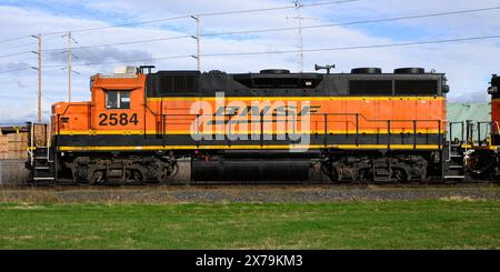 Mount Vernon, WA, États-Unis - 2 février 2024 ; locomotives de fret locales GP39-3 de BNSF en attente de service sur un train de marchandises Banque D'Images