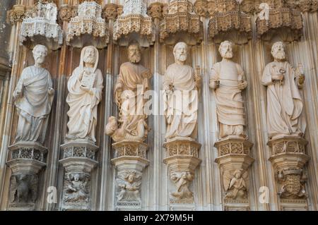 Univers miniatures au-dessus de l'entrée ouest de la République dominicaine, Abbaye de Santa Maria da Vitoria, UNESCO World Heritage Site, Batalha, Portugal Banque D'Images