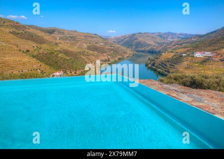 Piscine donnant sur la rivière Duoro, Quinta do Crasto, Alto Douro Wine Valley, UNESCO World Living Heritage Région, Portugal Banque D'Images