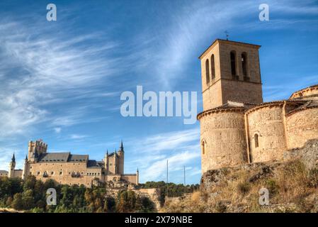 La Vera Cruz Church (à droite), de l'Alcazar (arrière-plan), Ségovie. UNESCO World Heritage Site, Segovia, Espagne Banque D'Images