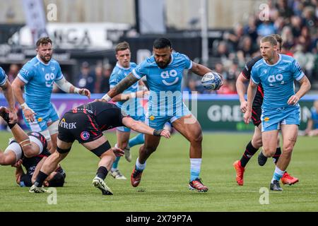 LONDRES, ROYAUME-UNI. 18 mai 2024. Manu Tuilagi de Sale Sharks (au centre) est affronté lors de Saracens vs Sale Sharks - Gallagher Premiership Rugby Round 18 au StoneX Stadium le samedi 18 mai 2024. LONDRES ANGLETERRE. Crédit : Taka G Wu/Alamy Live News Banque D'Images