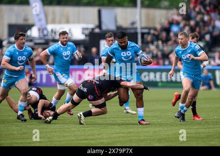 LONDRES, ROYAUME-UNI. 18 mai 2024. Manu Tuilagi de Sale Sharks (au centre) est affronté lors de Saracens vs Sale Sharks - Gallagher Premiership Rugby Round 18 au StoneX Stadium le samedi 18 mai 2024. LONDRES ANGLETERRE. Crédit : Taka G Wu/Alamy Live News Banque D'Images