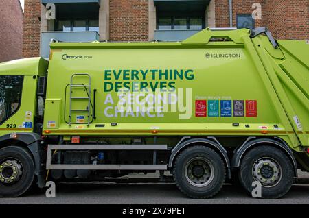 Islington Council Recycling camion avec slogan sur le côté disant - tout mérite une deuxième chance - Highbury London Borough of Islington Angleterre Banque D'Images