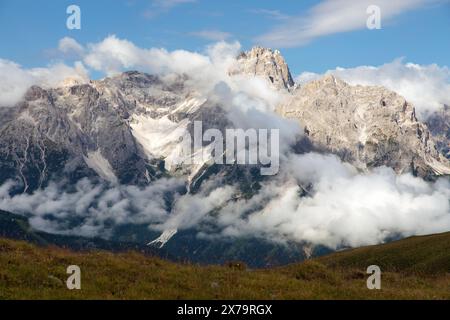 Vue panoramique sur les dolomites de Sexten ou Dolomiti di Sesto depuis les montagnes des Alpes carniennes, en Italie Banque D'Images