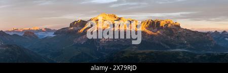 Matin vue panoramique sur le mont Sella, Tyrol du Sud, Alpes Dolomites montagnes, Italie Banque D'Images